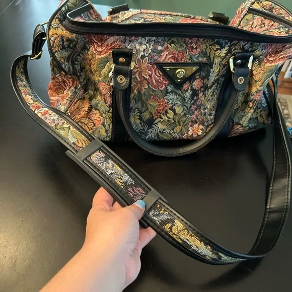 Medium size tapestry luggage, carry-on with strap never used some wear - Picture 4 of 15